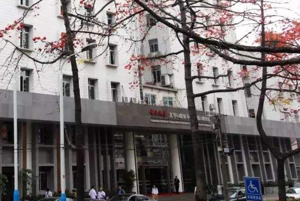 中山大學(xué)附屬口腔醫(yī)院拔牙貴嗎?拔牙的危害有多大