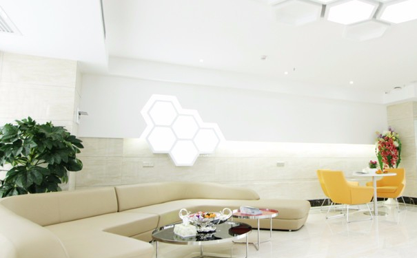 衡陽華美魅力醫(yī)療美容門診部植發(fā)術后半年案例曝光(效果怎么樣?技術亮點)