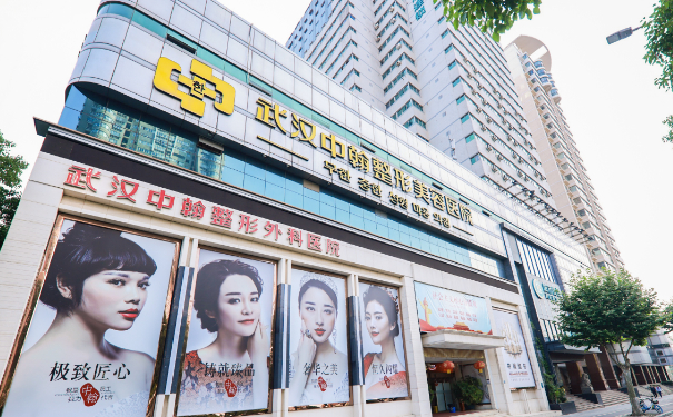 武漢中翰整形外科醫(yī)院面部脂肪填充費(fèi)用明細(xì)?技術(shù)等級(jí)&一年術(shù)后案例反饋